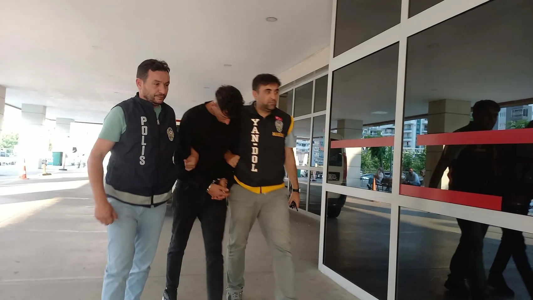 Manisa'da polis taklidi yapan dolandırıcı 1 milyon lirayı çaldı