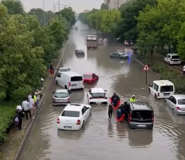 Ankara'da sağanak yolları göle çevirdi araçlar yolda kaldı