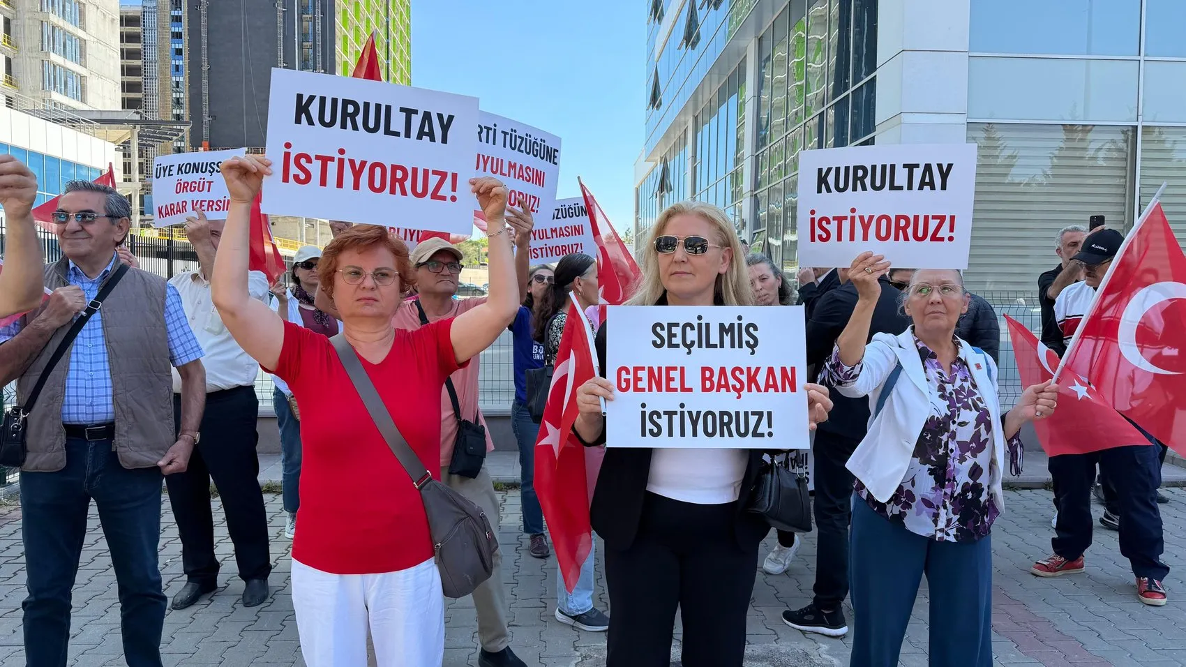 CHP binası önünde kurultay protestosu