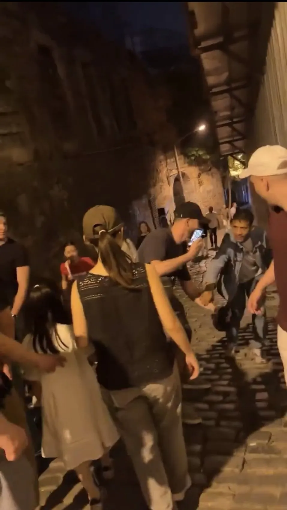 Galata'da turistleri hedef alan boyacıya sokaktan geçenler engel oldu