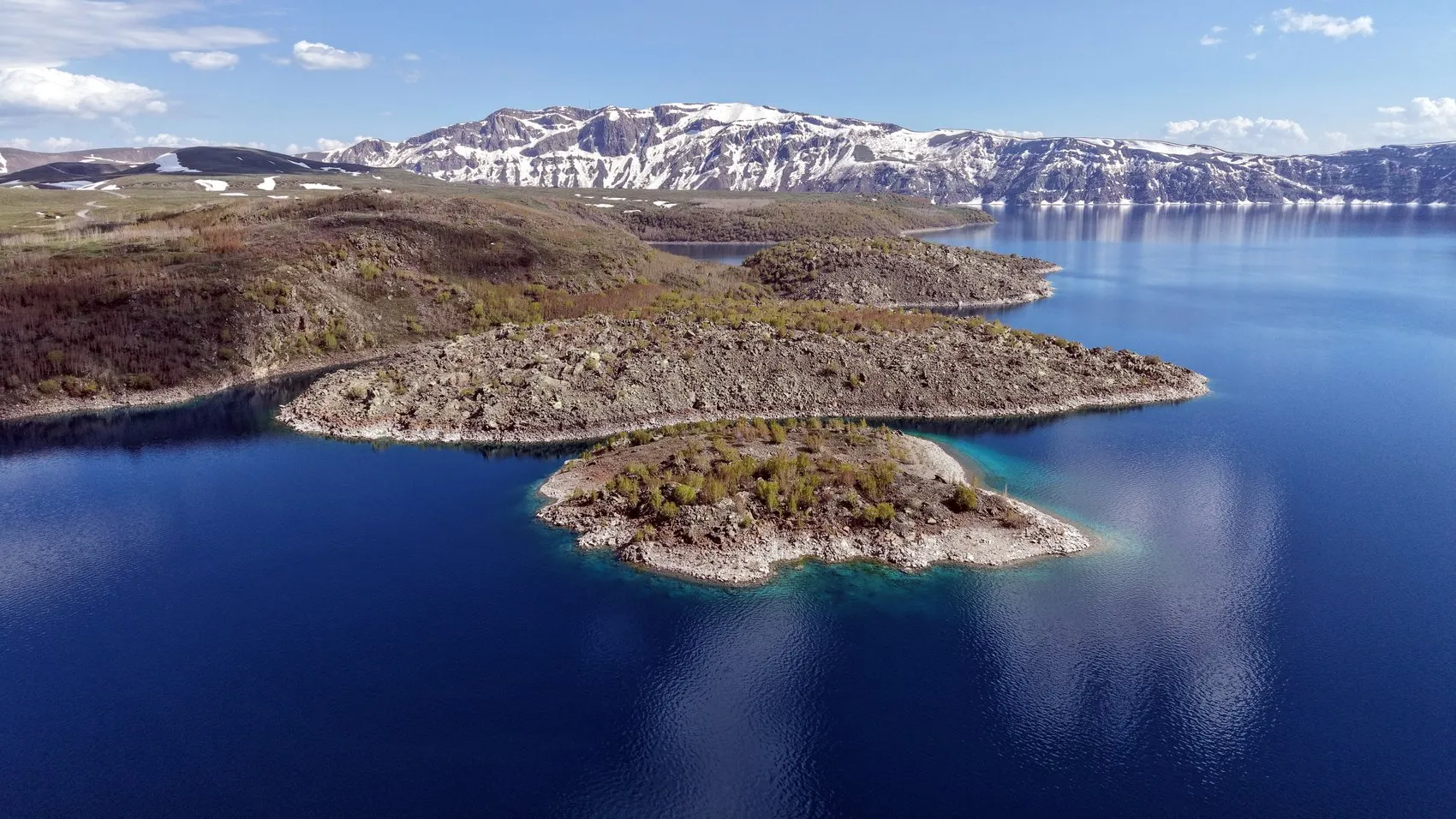 Nemrut Krater Gölü ziyaretçilerine kapılarını yeniden açtı