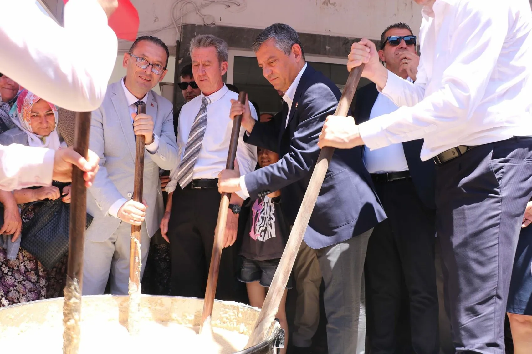 Özgür Özel'den İzmir'de meydan okuma