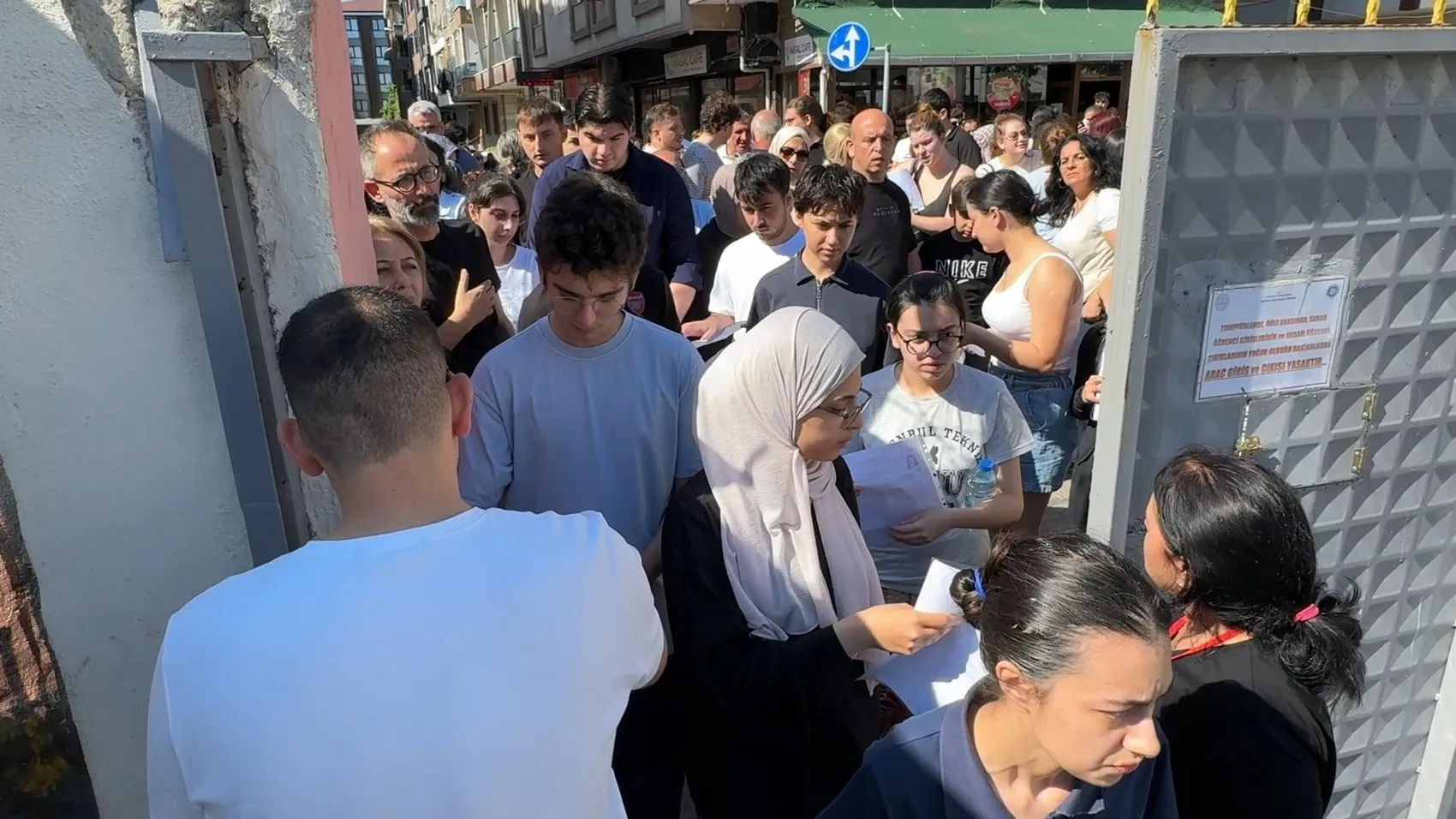 Avcılar'da sınav günü okul karıştıran öğrenci çitleri aşmaya çalıştı