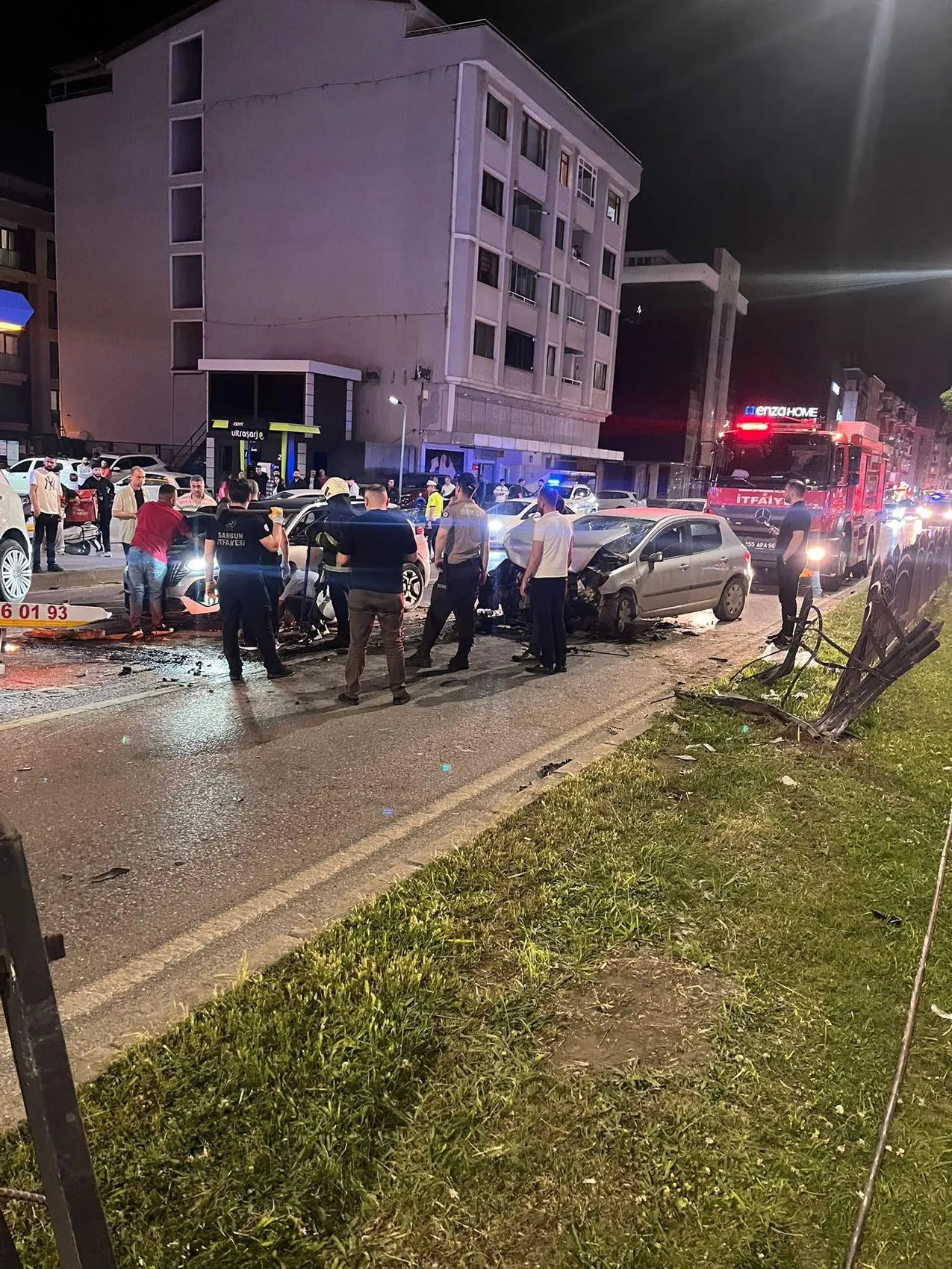 Samsun'da kontrolden çıkan araç karşı şeride daldı 5 yaralı