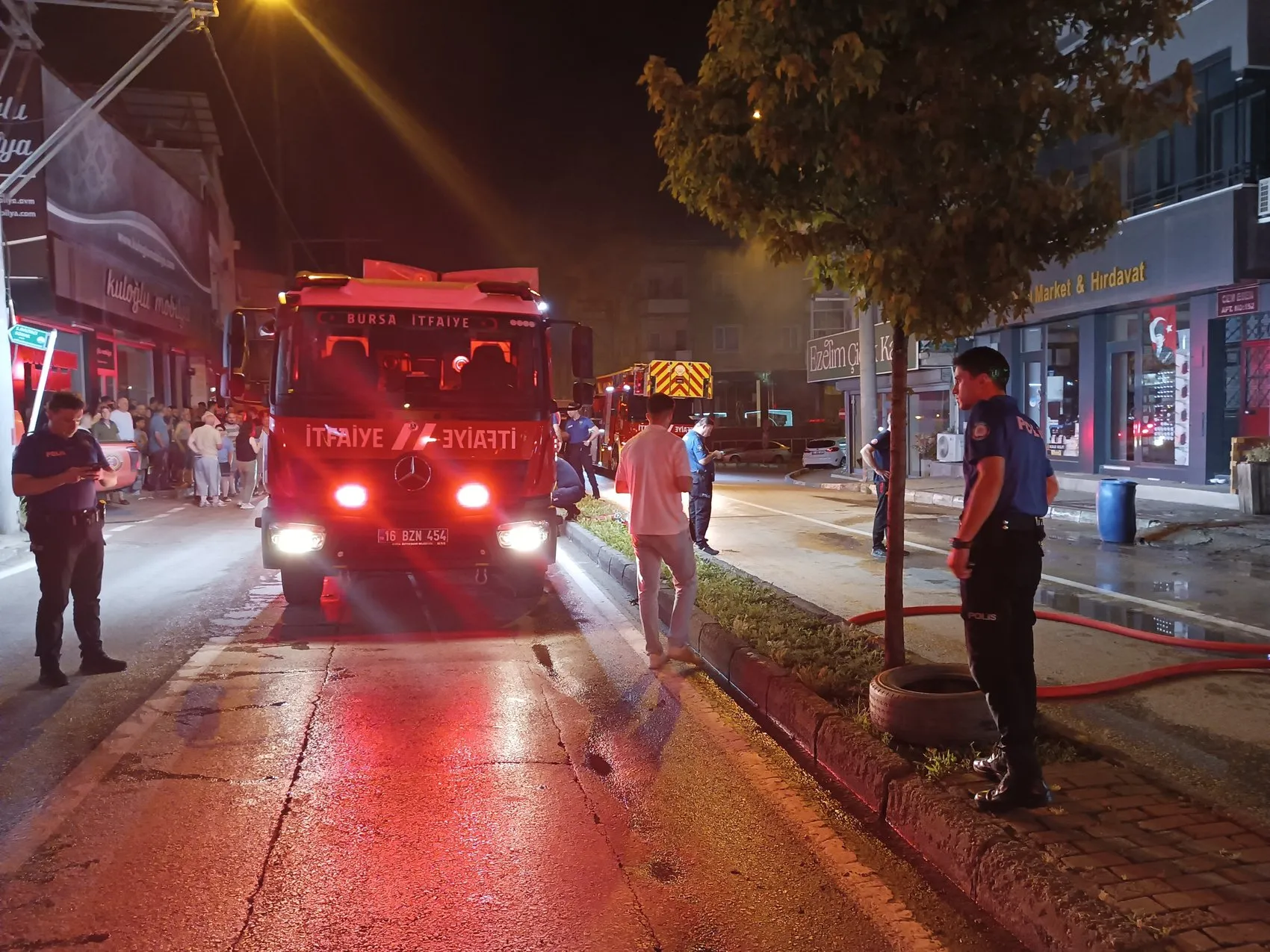Bursa'da mobilya deposundaki yangın otomobili küle çevirdi