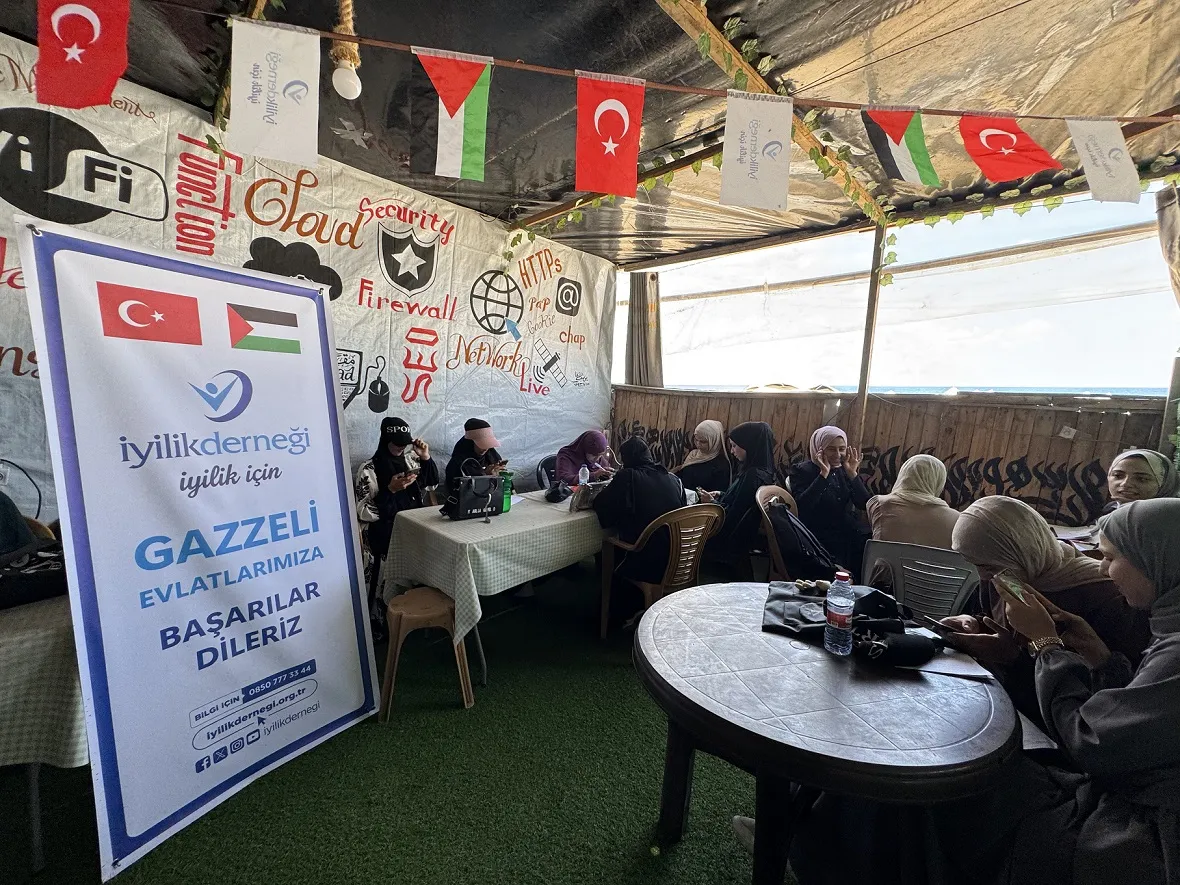 Gazze’de öğrenciler yıkılan okulun yerine çadırda sınava giriyor