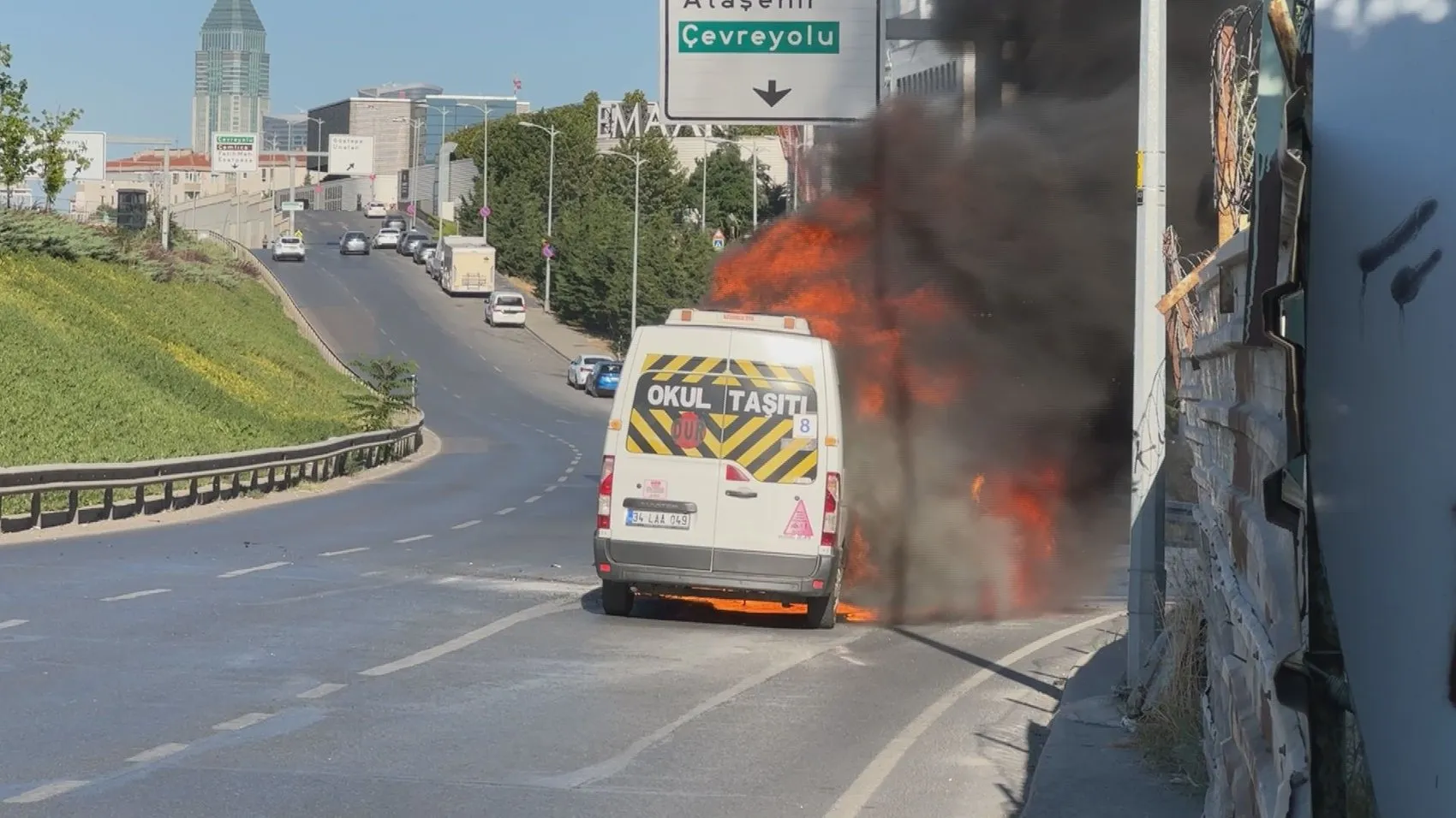 Üsküdar'da servis minibüsü seyir halindeyken yanarak kül oldu