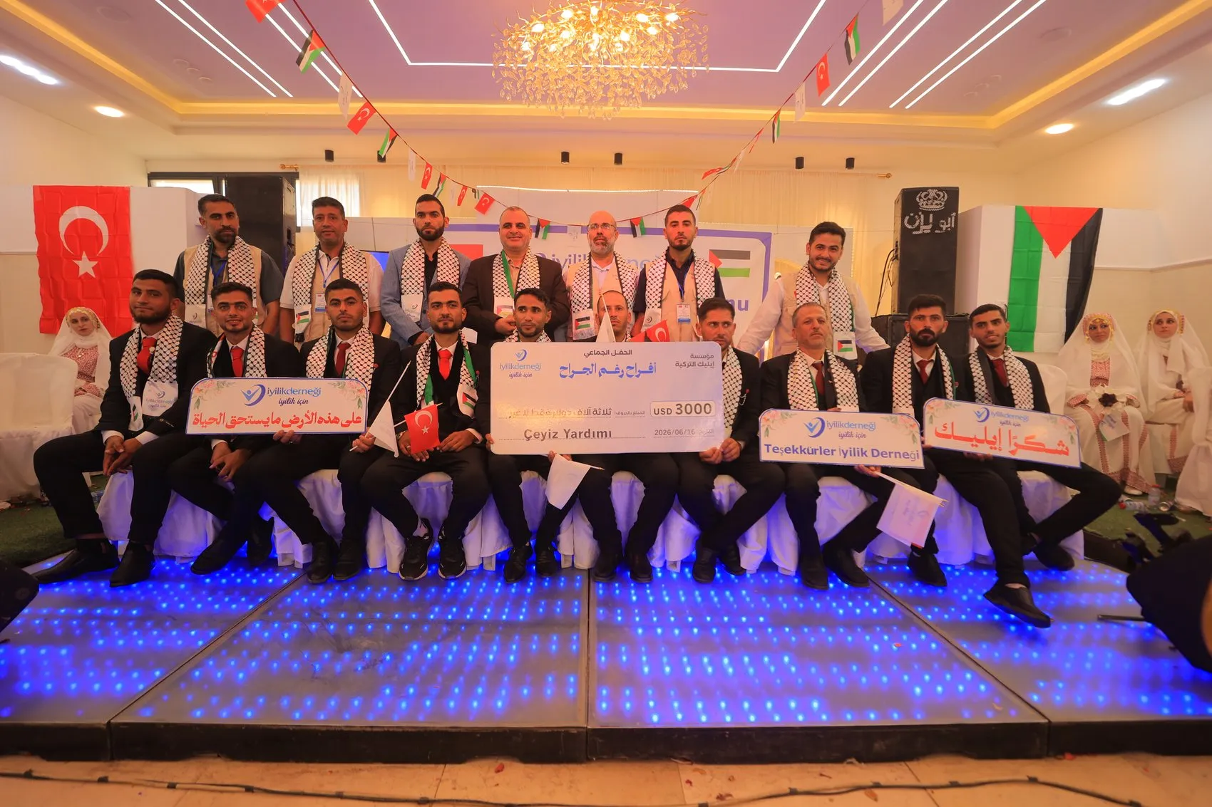 Gazze’de savaşın gölgesinde 10 çift için düğün yapıldı