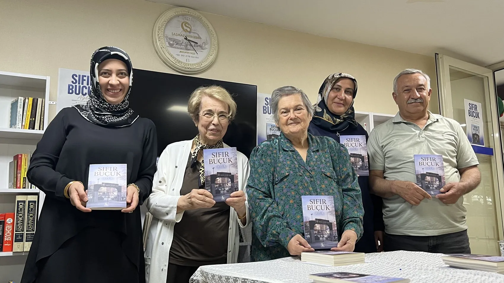 84 yaşındaki öğretmen Parkinson’a inat anılarını kitaplaştırdı