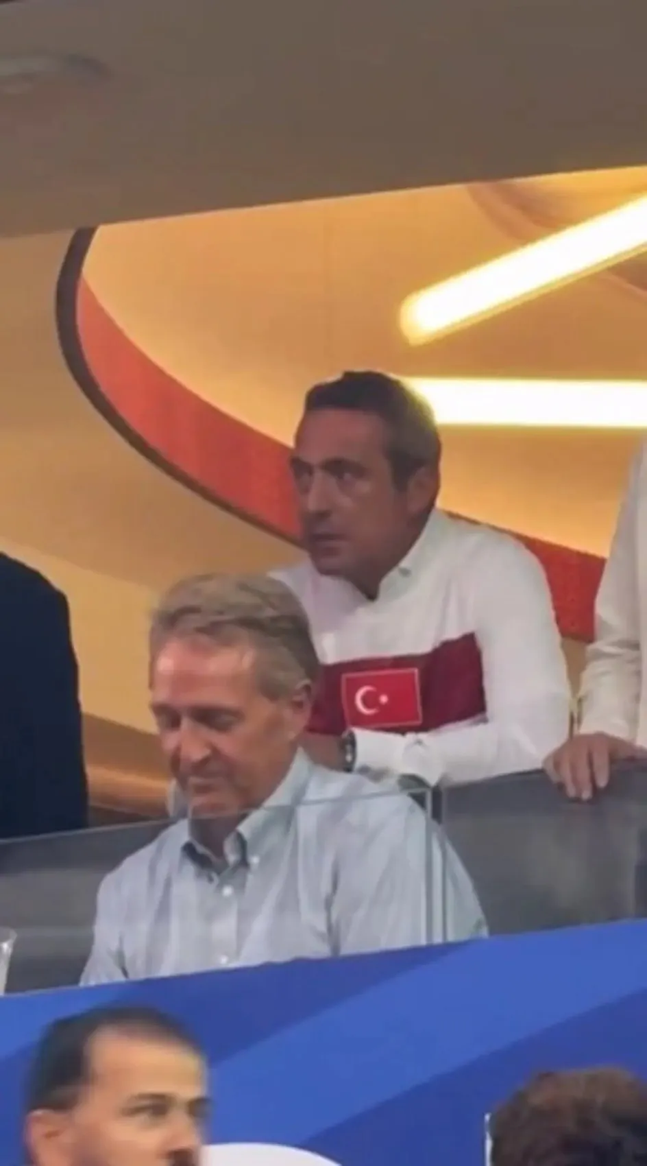 Ali Koç ve Brad Pitt Türkiye-ABD maçını yan yana izledi! Loca fiyatı ortaya çıktı 3