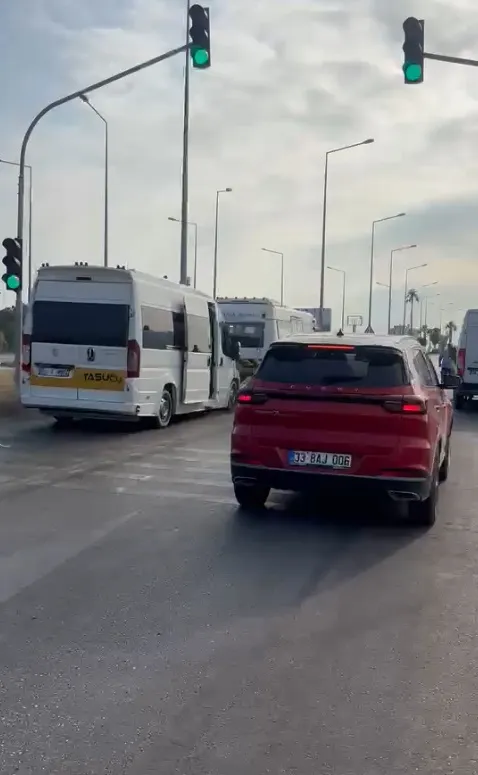 Silifke’de minibüs gasbeden kişi kaza yapınca hayatını kaybetti