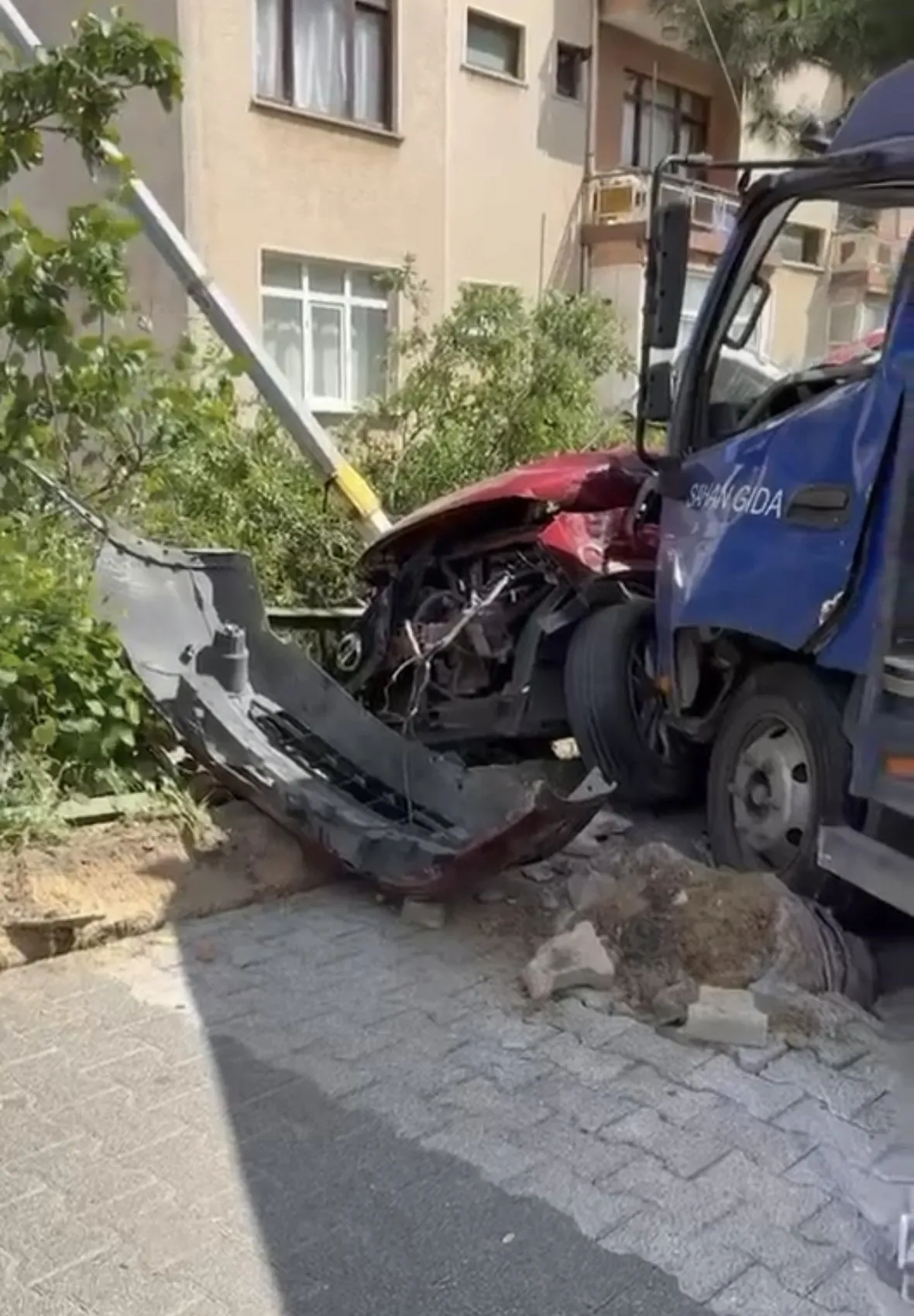 Maltepe'de freni patlayan kamyonet ortalığı birbirine kattı