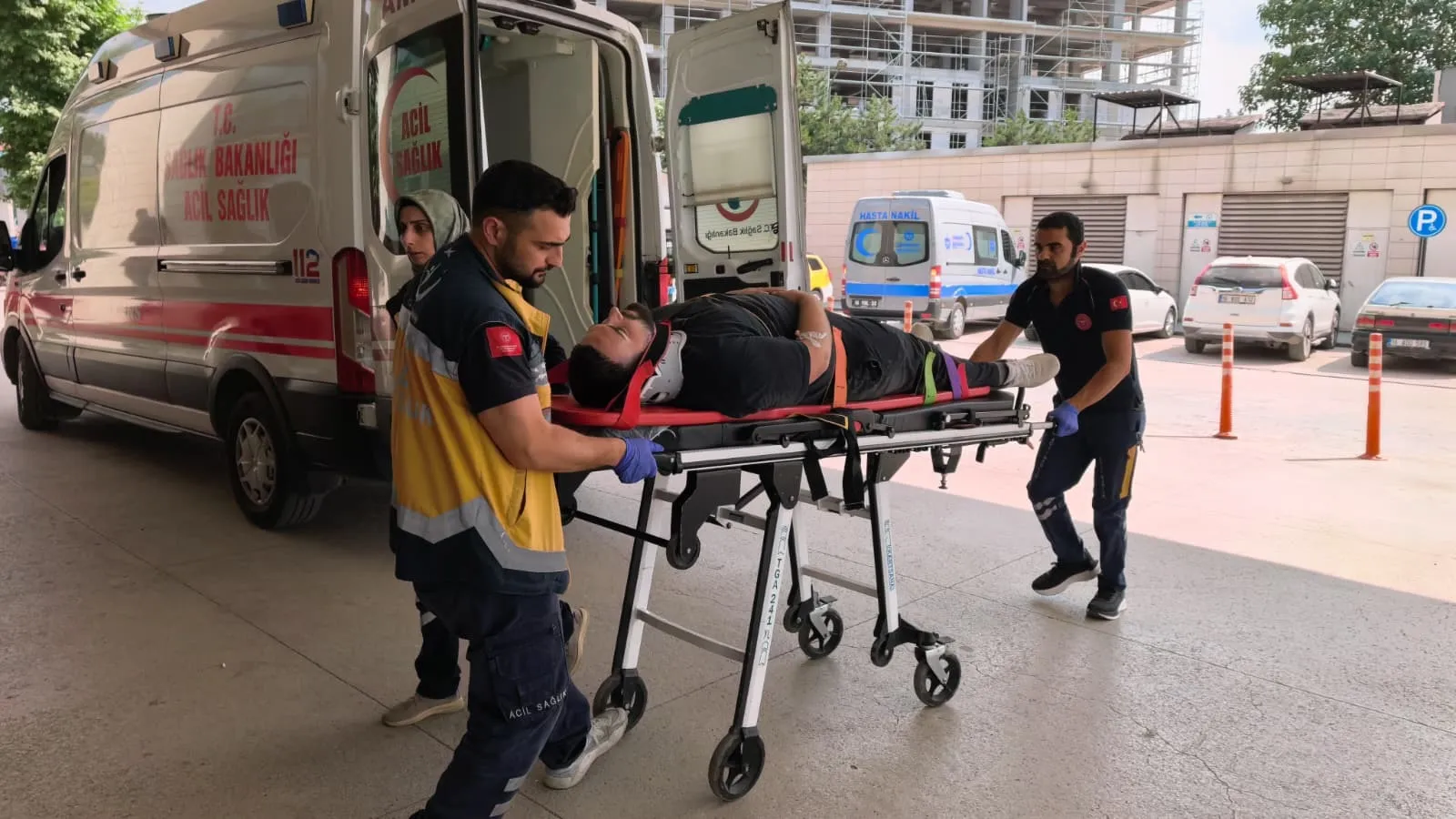İnegöl'de kavşak kazası motosiklet sürücüsünü hastanelik etti