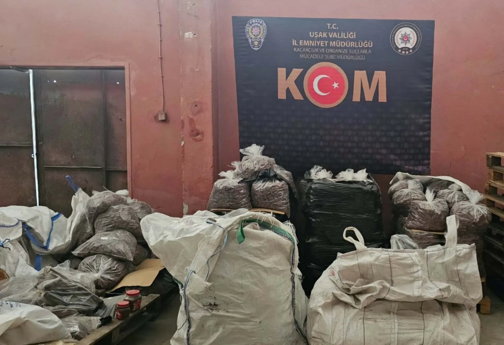 Uşak’ta 30 ton bozuk gıda imha edildi