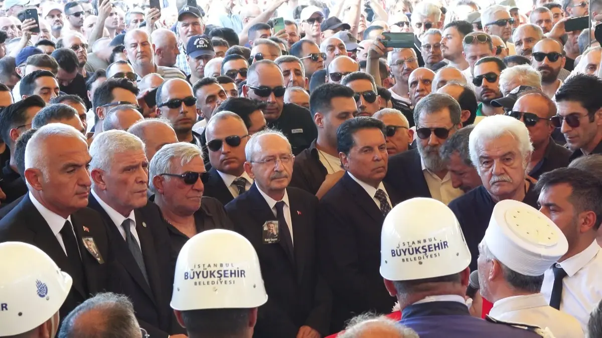 Mahsun Kırmızıgül Kadir İnanır ın cenazesinden sonra siyasetçileri eleştirdi 2