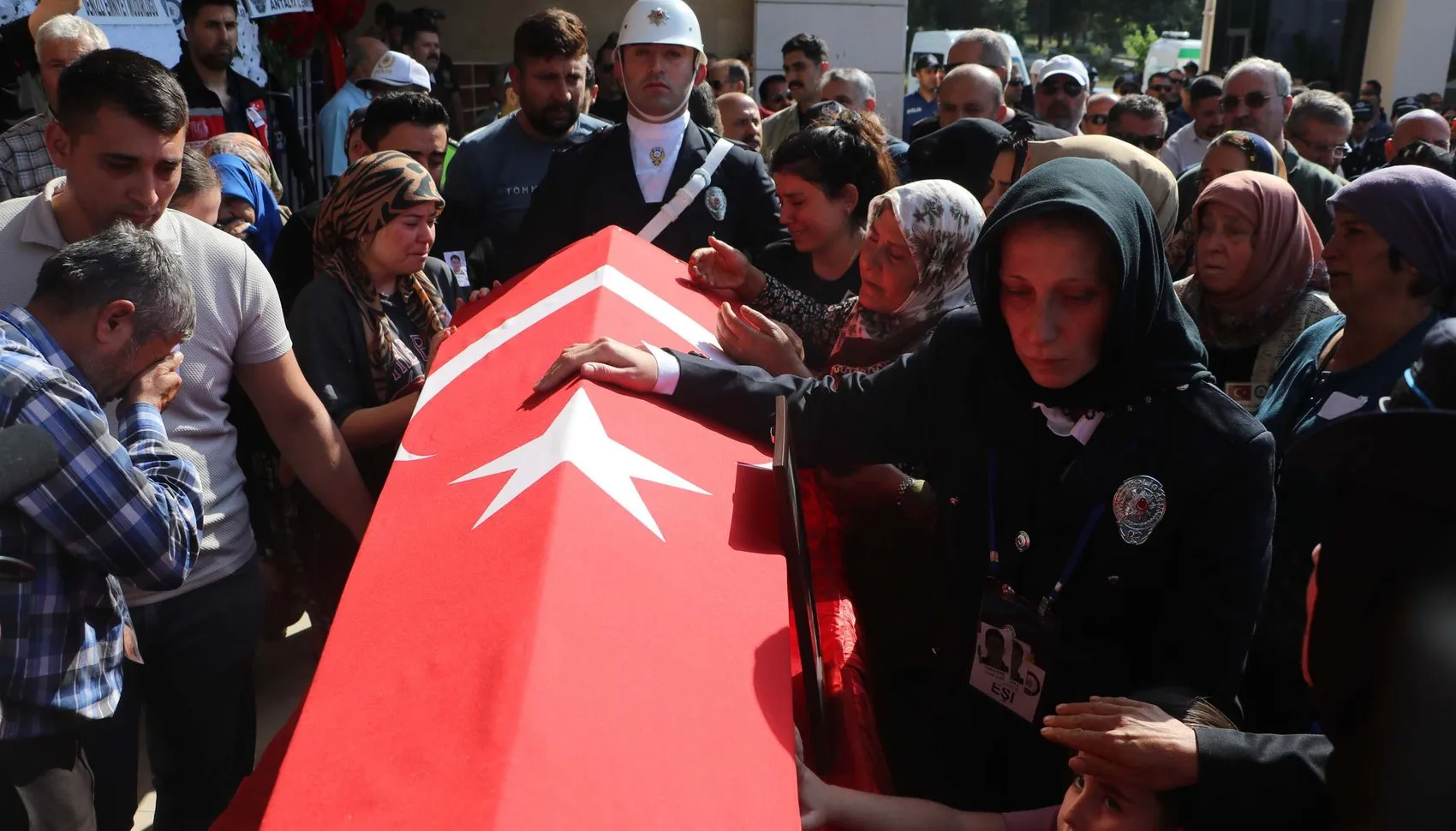 Muğla'da şehit düşen polis memuru Tayfun Baş son yolculuğuna uğurlandı