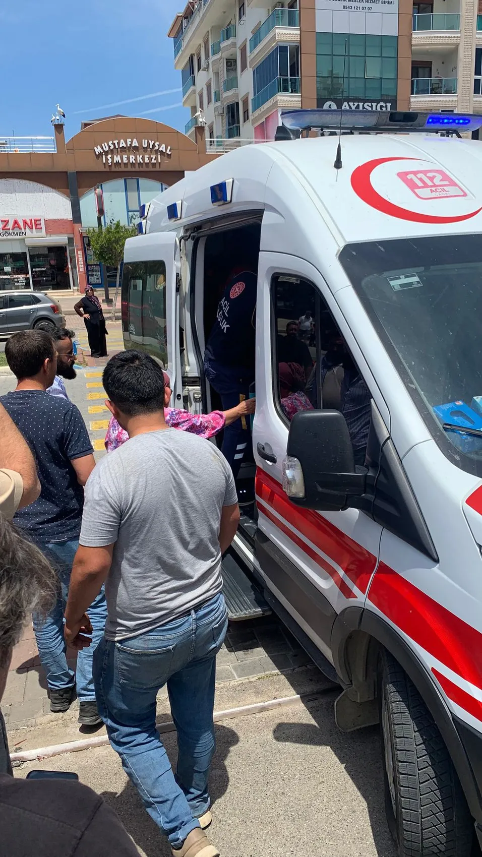 Pazarda bebek arabasında oturan çocuğa yorgun mermi isabet etti