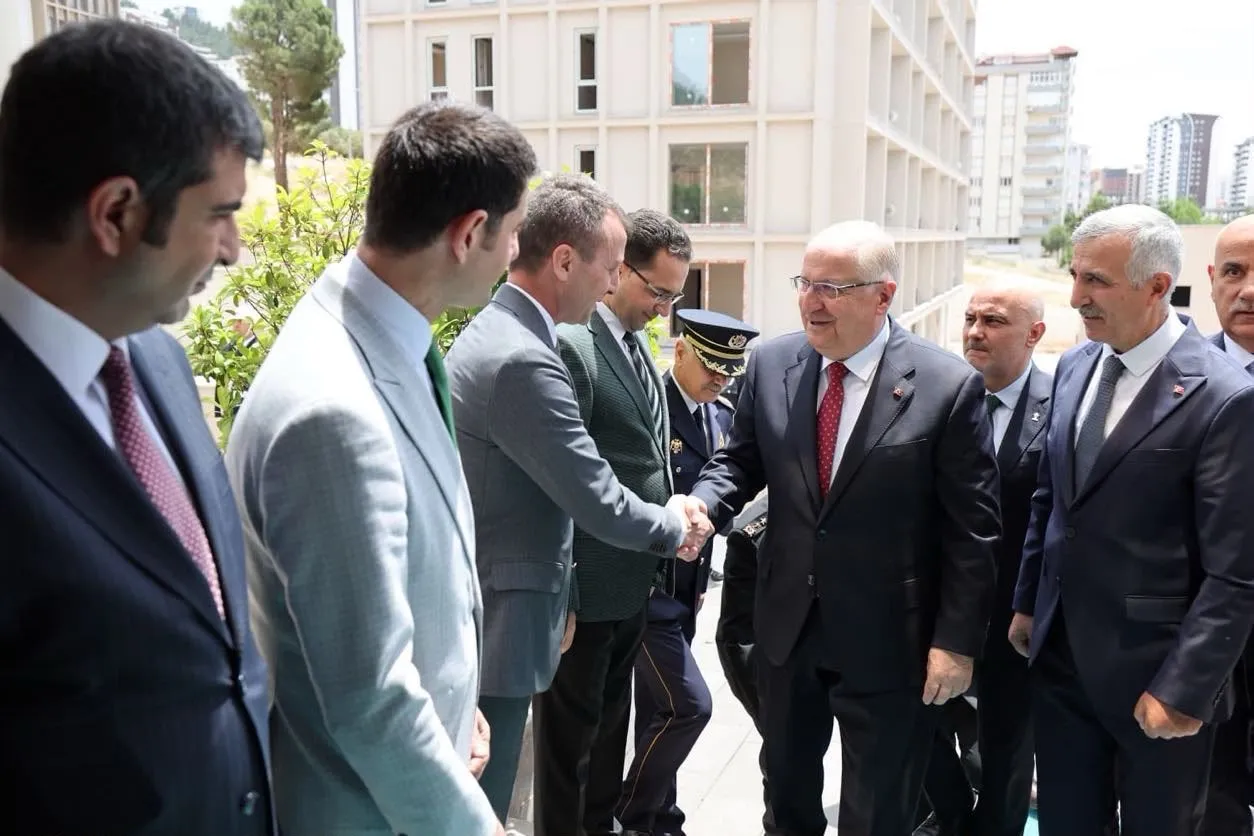 Bakan Güler deprem bölgesindeki askeri hazırlıkları yerinde inceledi