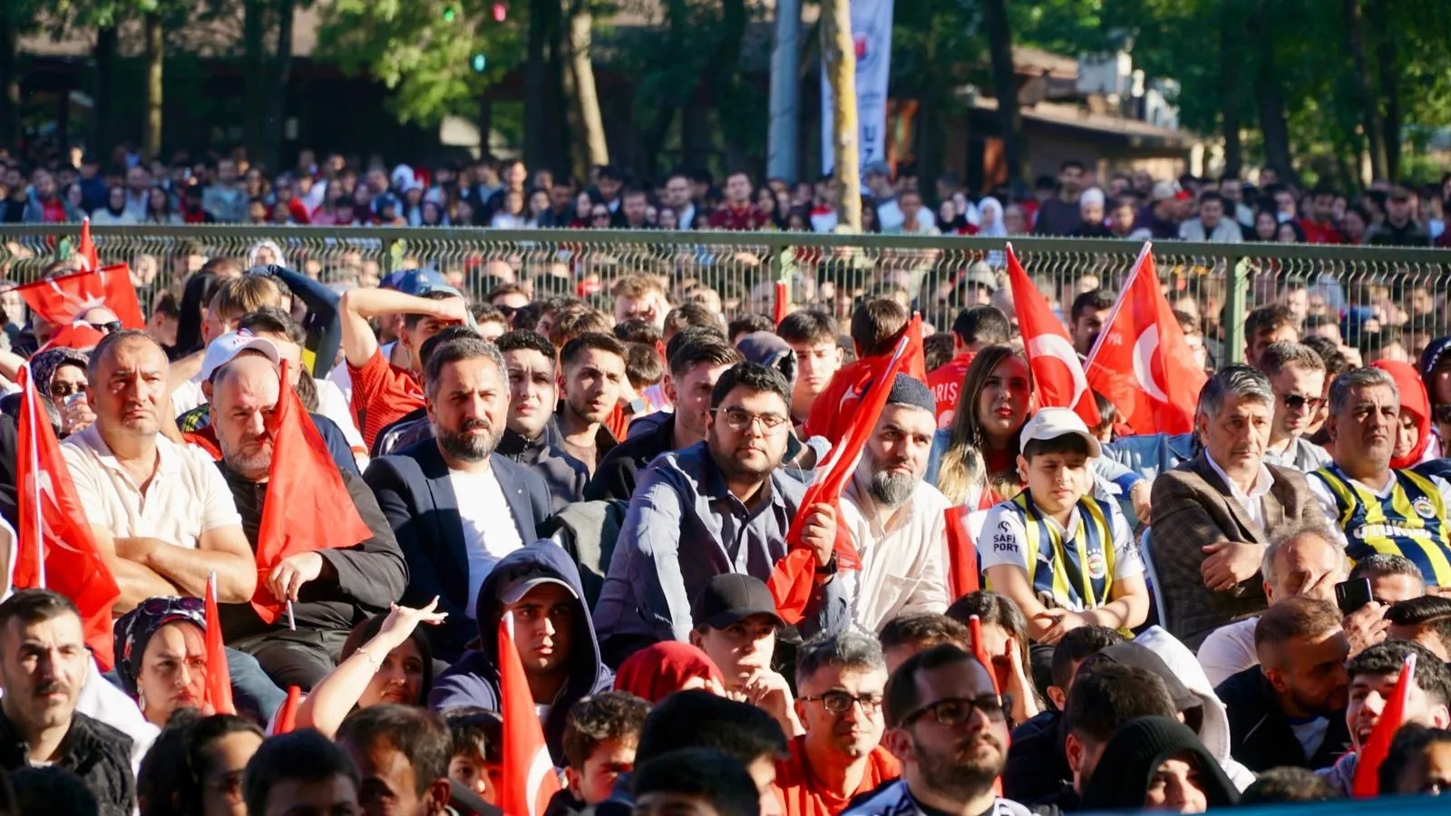 Kağıthane sokakları milli maç coşkusuyla doldu