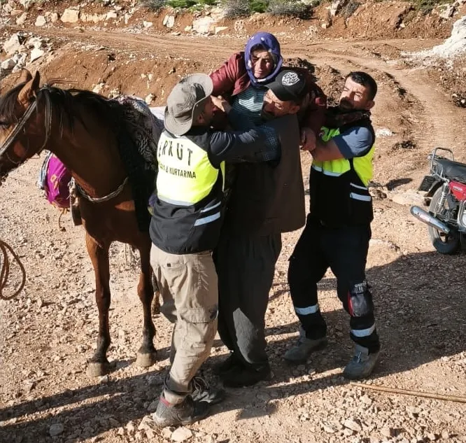 Siirt'te sarp arazide mahsur kalan kadın katırla kurtarıldı