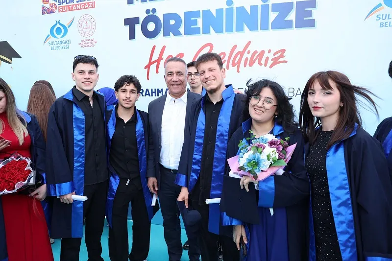 Sultangazi’de 517 lise öğrencisi için mezuniyet töreni düzenlendi
