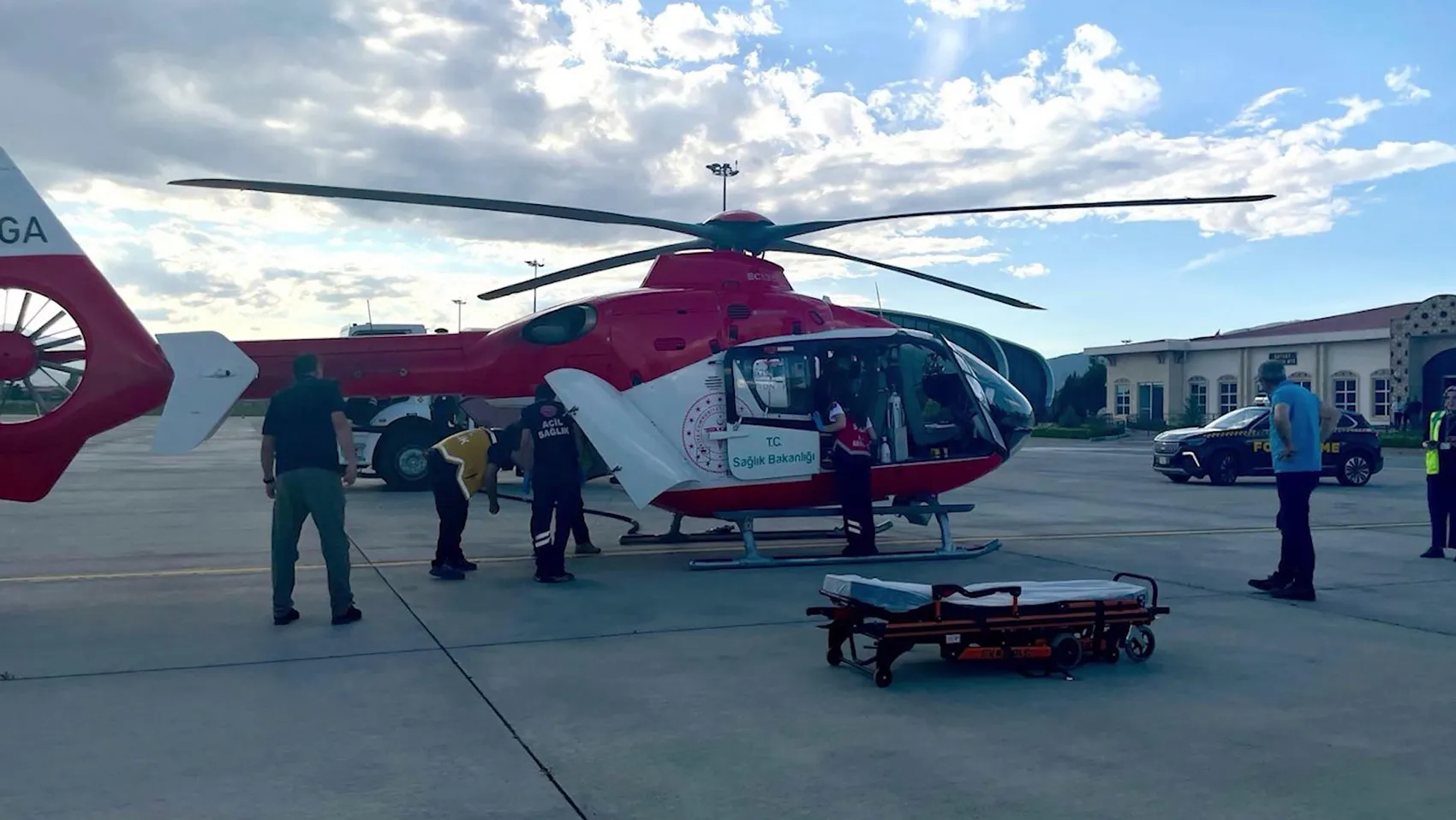 Erzincan'da zorlu arazide kalp hastasına helikopterli kurtarma operasyonu