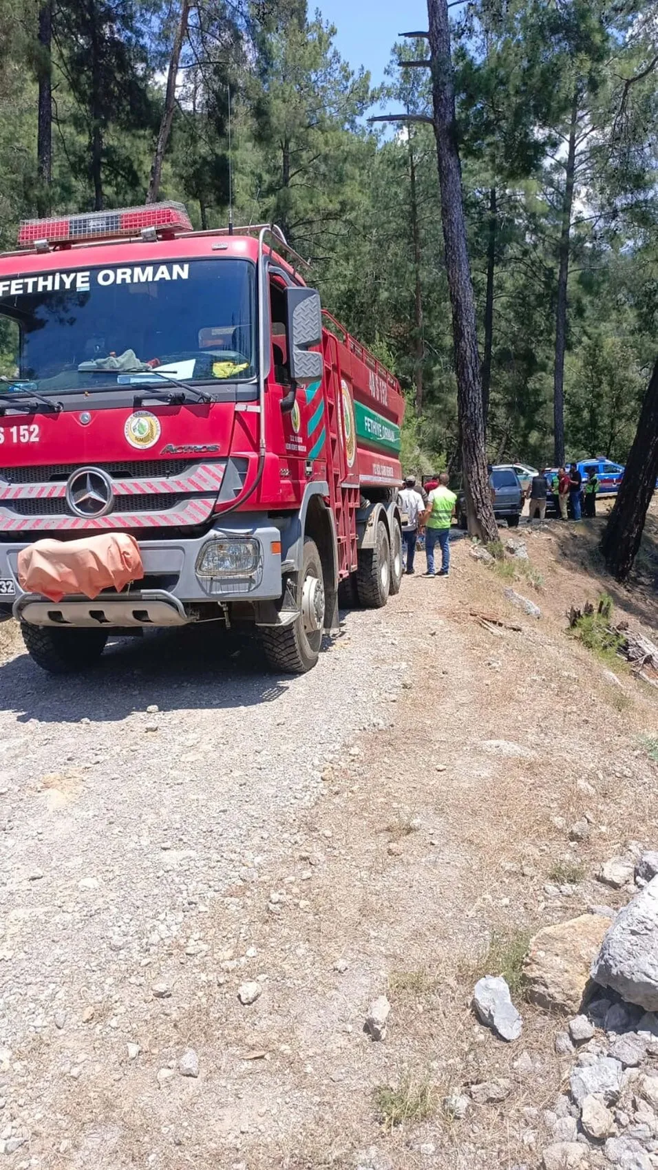 Fethiye’de kamyonet yangını ormana sıçradı