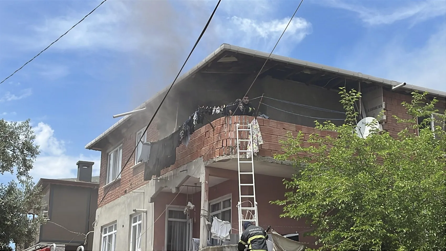 Darıca'da boş binadan yayılan dumanlar anne ve kızını balkona hapsetti