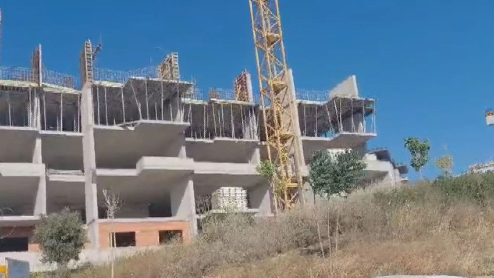 Pendik'te inşaat işçisi dördüncü kattan beton zemine çakıldı
