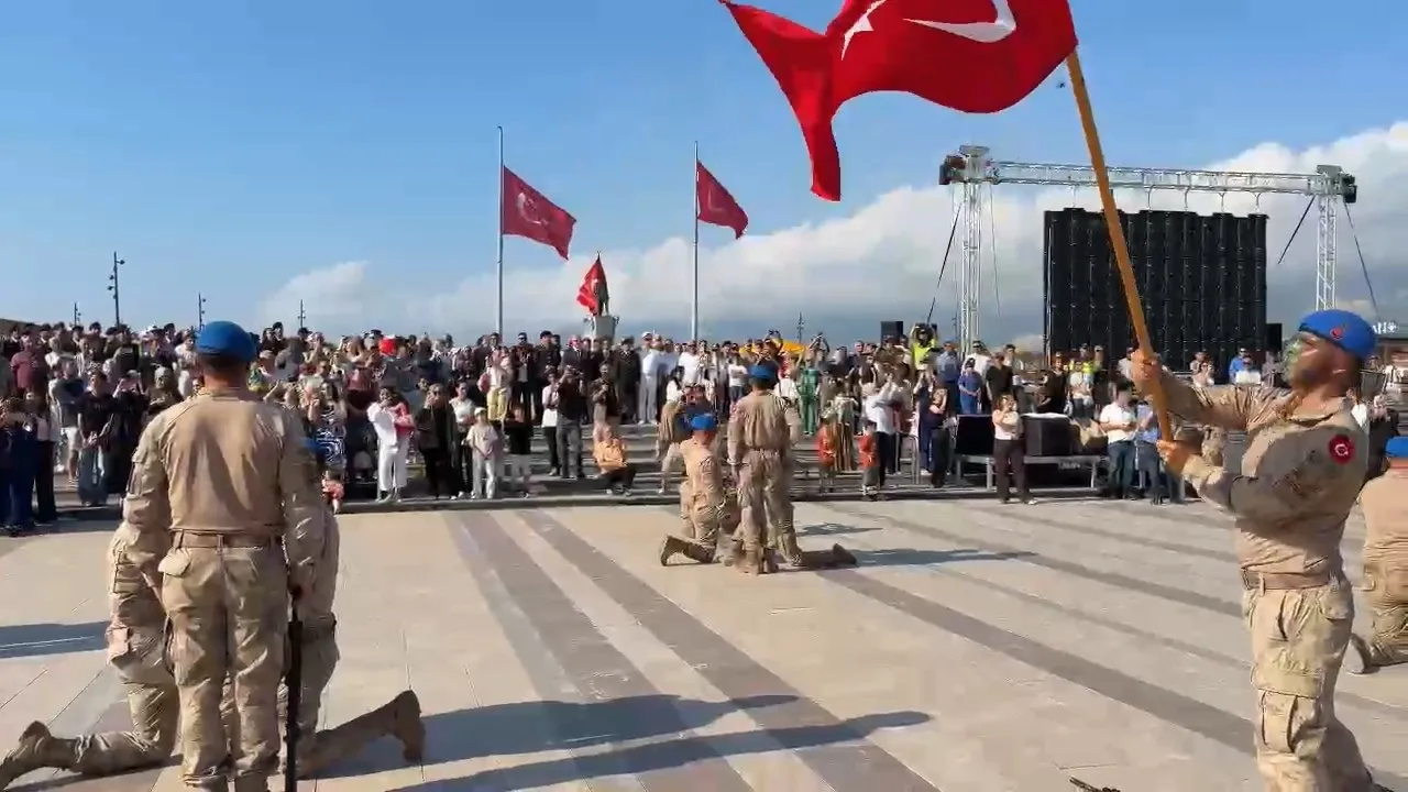 İskenderun’da jandarma komandolarından nefes kesen gösteri