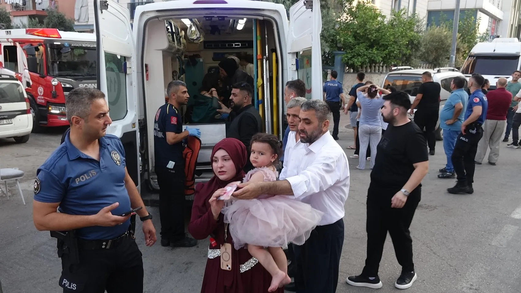 Antalya'da apartman yangını paniği 10 kişi kurtarıldı
