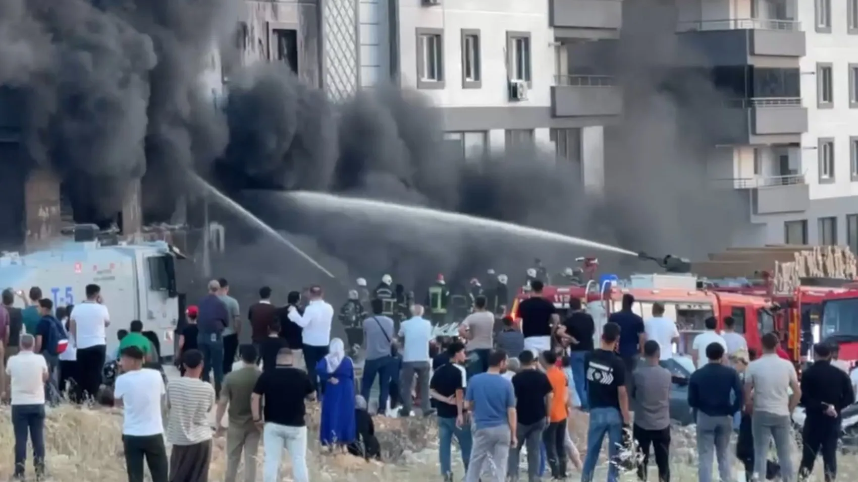 Şanlıurfa’daki milyonluk yangının başlangıç anı kameralara yansıdı