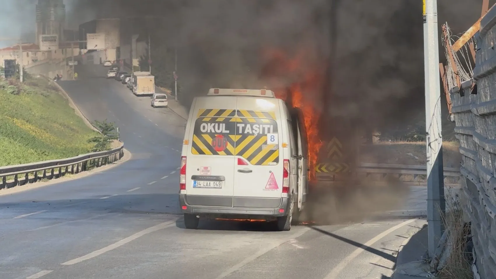 Üsküdar'da servis minibüsü seyir halindeyken yanarak kül oldu