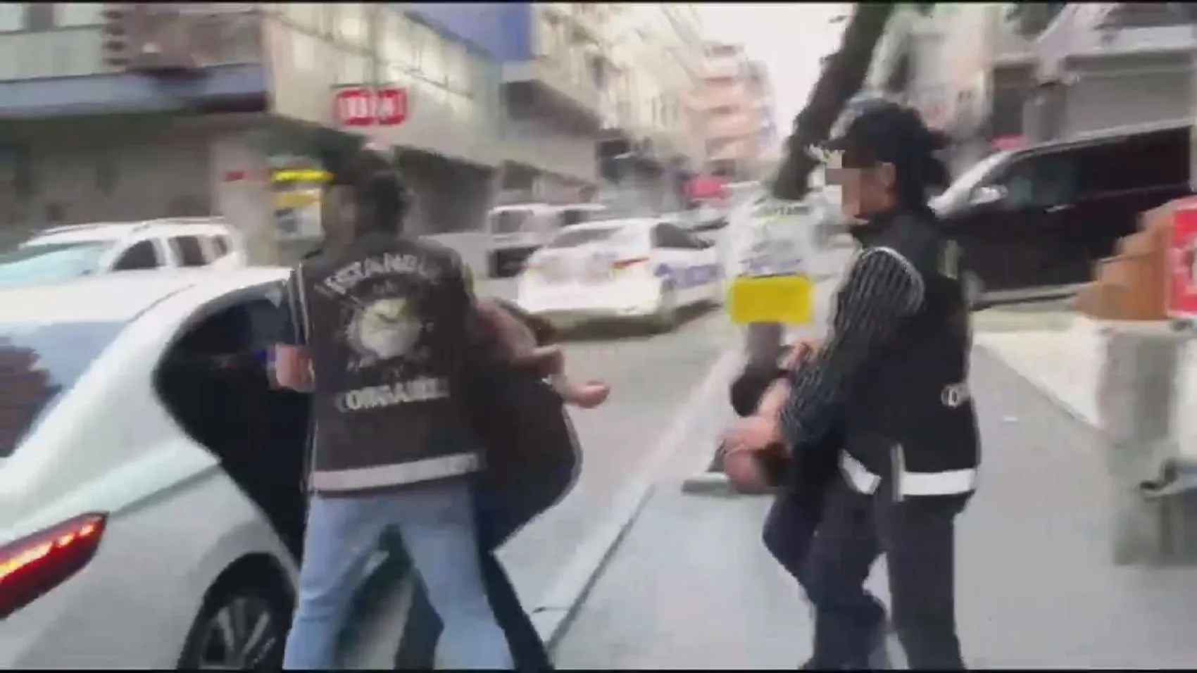 Bakırköy’de lüks araçları ateşe veren 5 şüpheli yakalandı