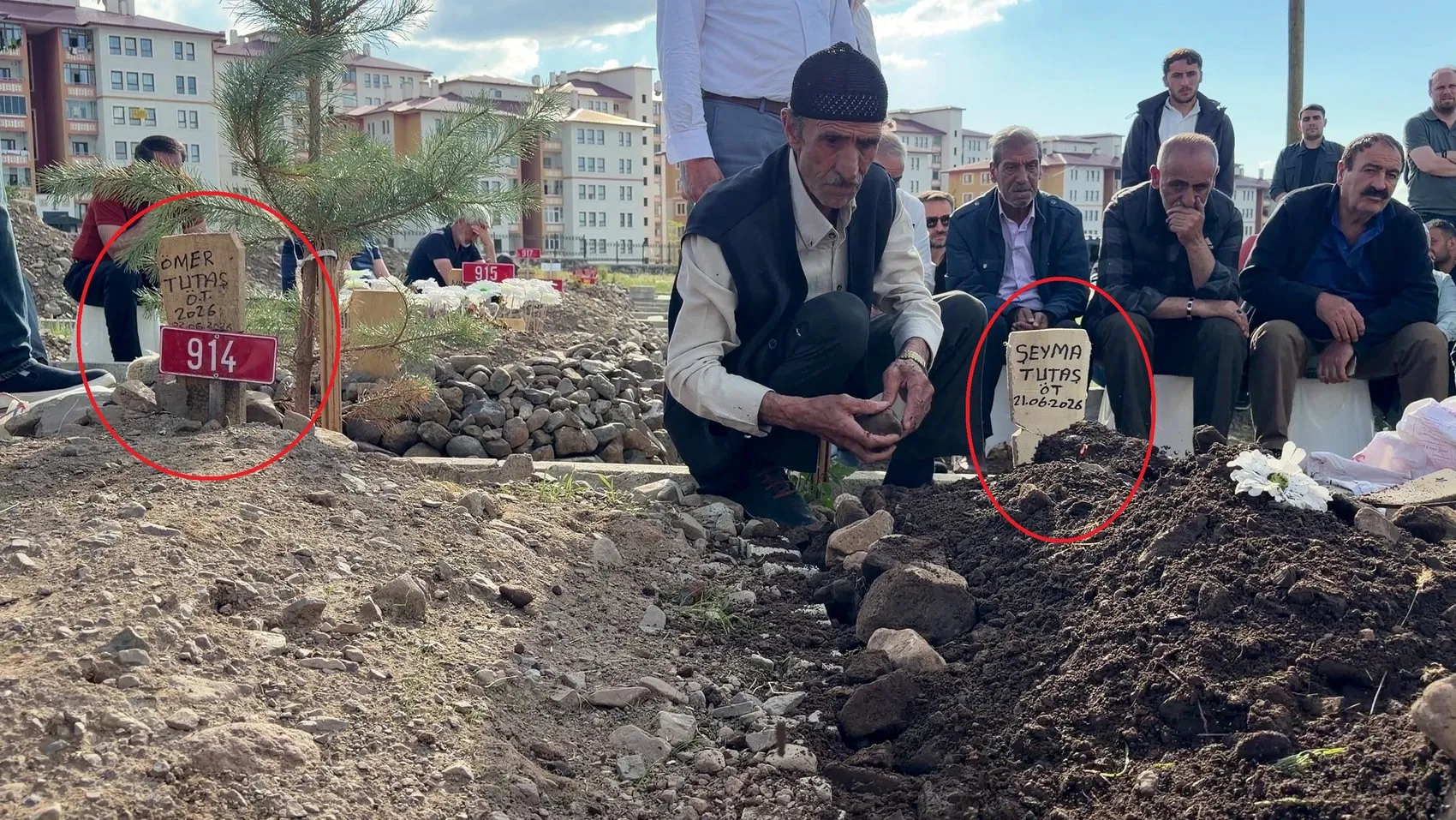Erzurum'da yürek yakan veda 19 gün sonra ağabeyinin yanına defnedildi