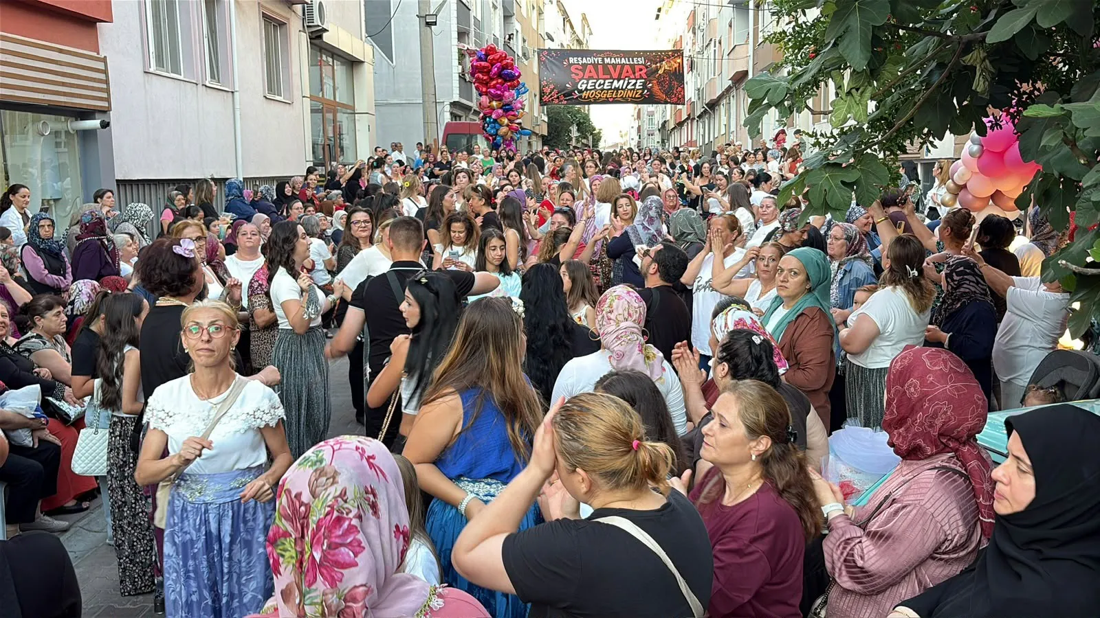 Çorlu sokaklarını dolduran şalvarlı kadınlar doyasıya eğlendi