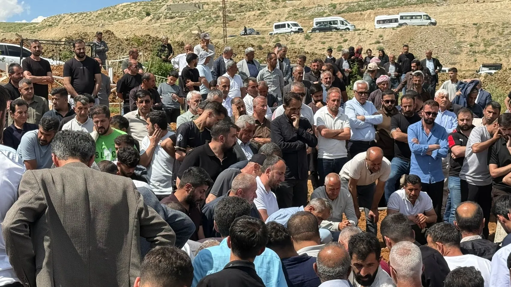 Yüksekova'da minibüs ve kamyon çarpıştı 3 kişi hayatını kaybetti