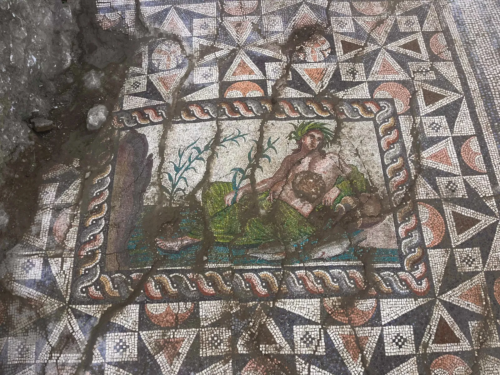 Aspendos antik kentinde nadir bulunan nehir tanrısı mozaiği bulundu