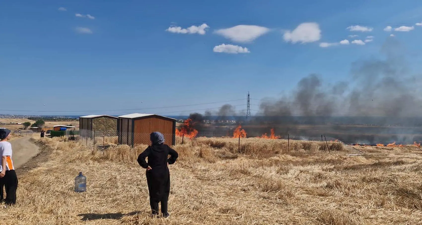 Tekirdağ’da tarla yangını Baraka ve karavanlar kül oldu