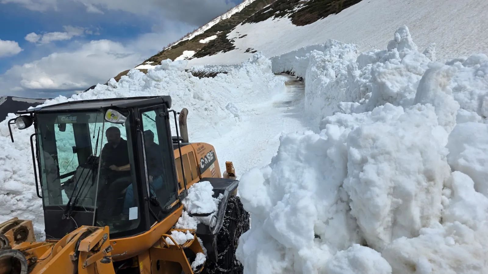 Artvin’de kar duvarları ekipleri zorluyor