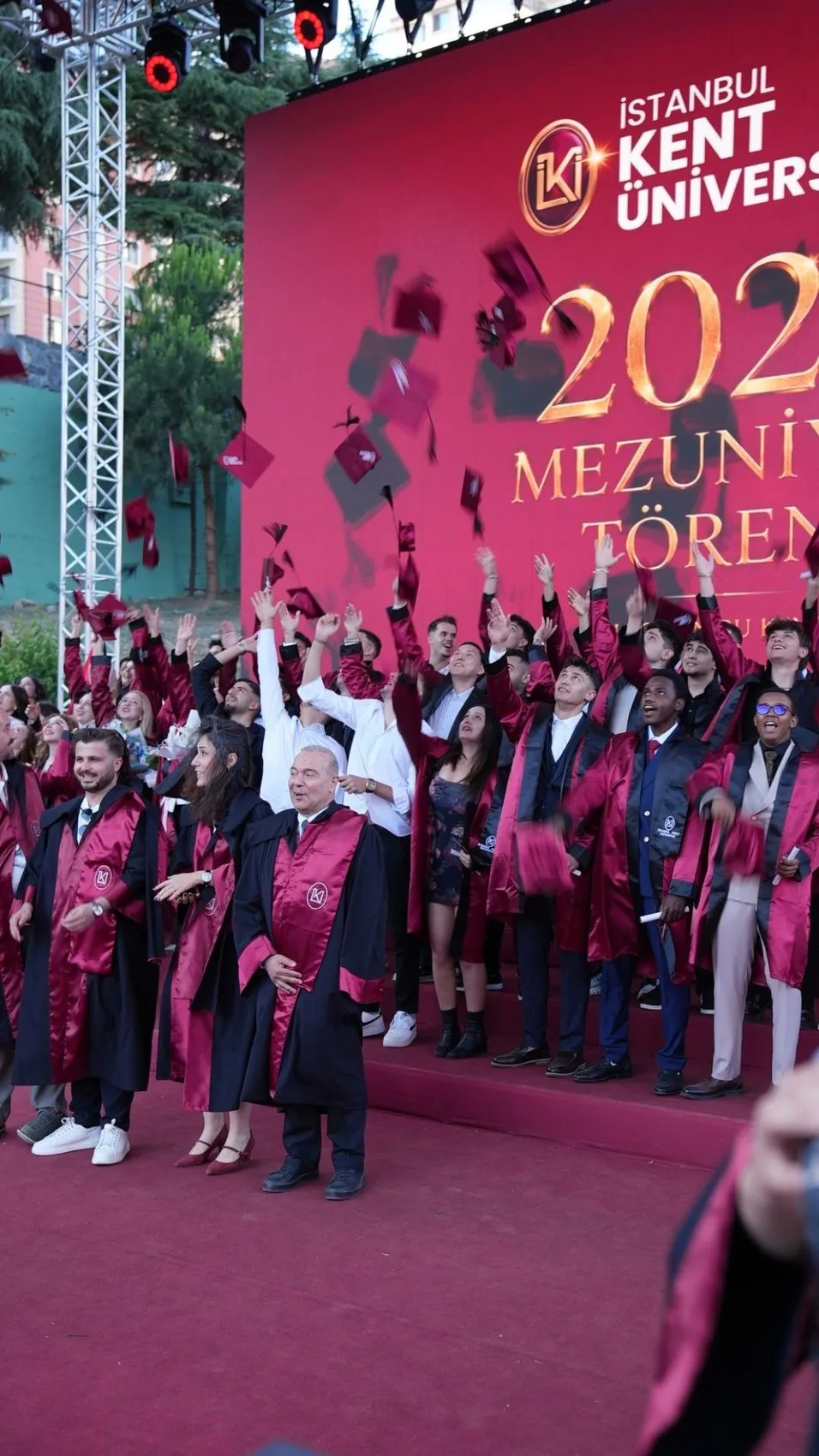 İstanbul Kent Üniversitesi mezunları yeni hayatlarına adım attı