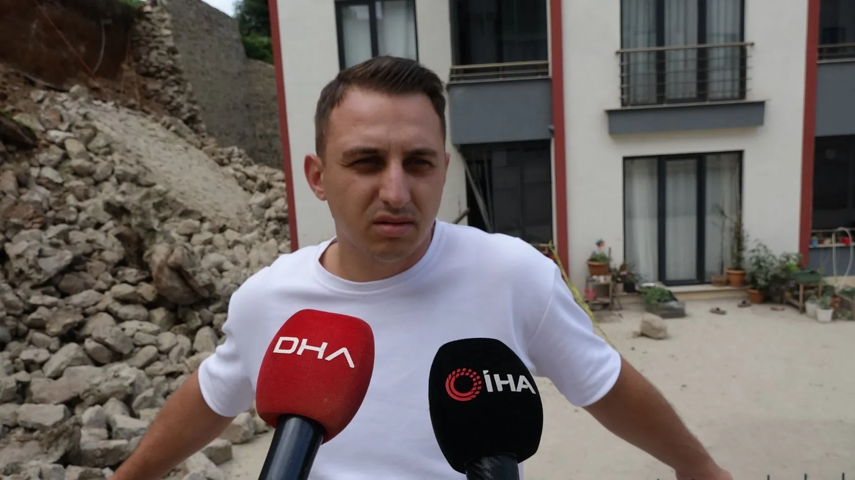 Trabzon'da faciadan dönüldü İstinat duvarı evin içine çöktü
