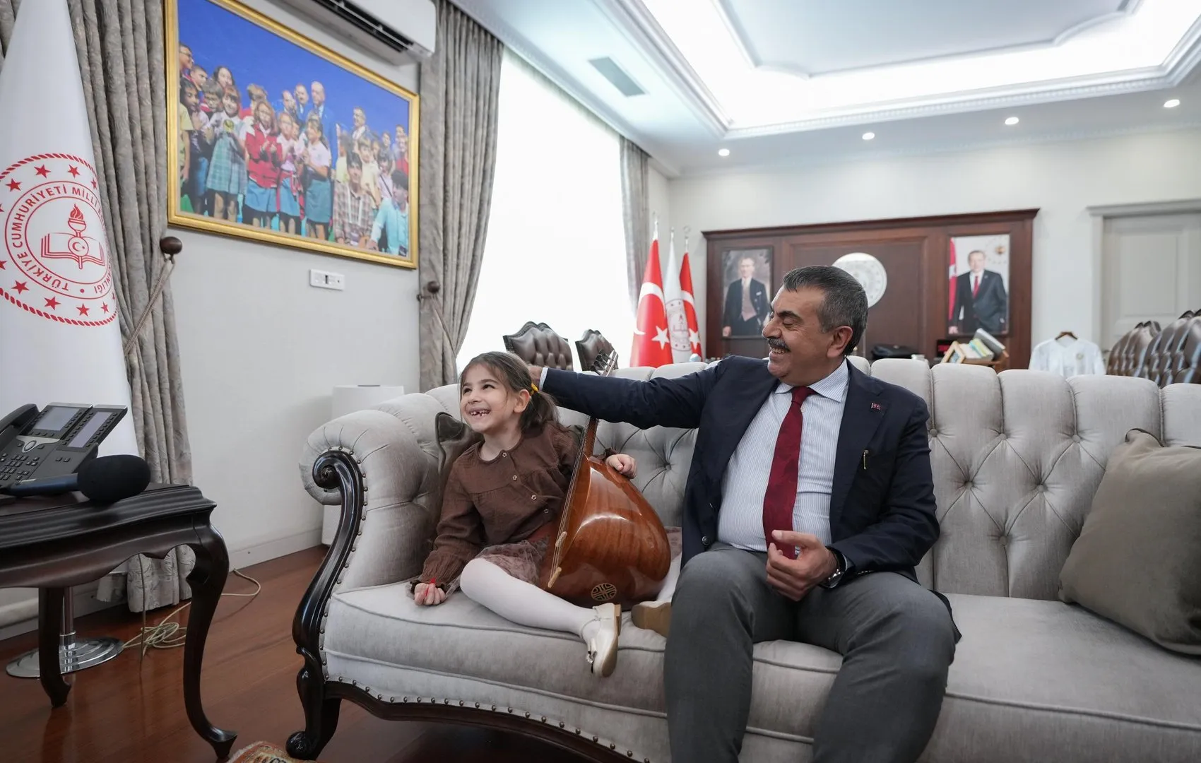 Görme engelli küçük Nil'in müzik hayali Bakan Tekin ile gerçek oldu