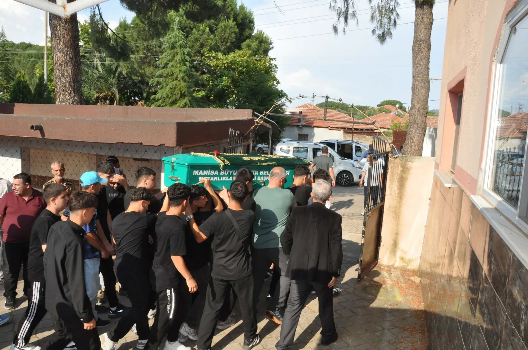 İzmir'deki bıçaklı kavgada hayatını kaybeden Erdem toprağa verildi