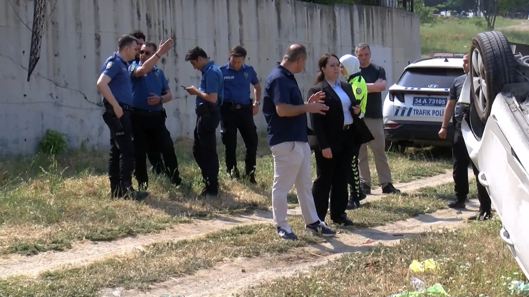 Adliye otoparkında kaza yapan hakimin aracı iki metreden aşağı uçtu