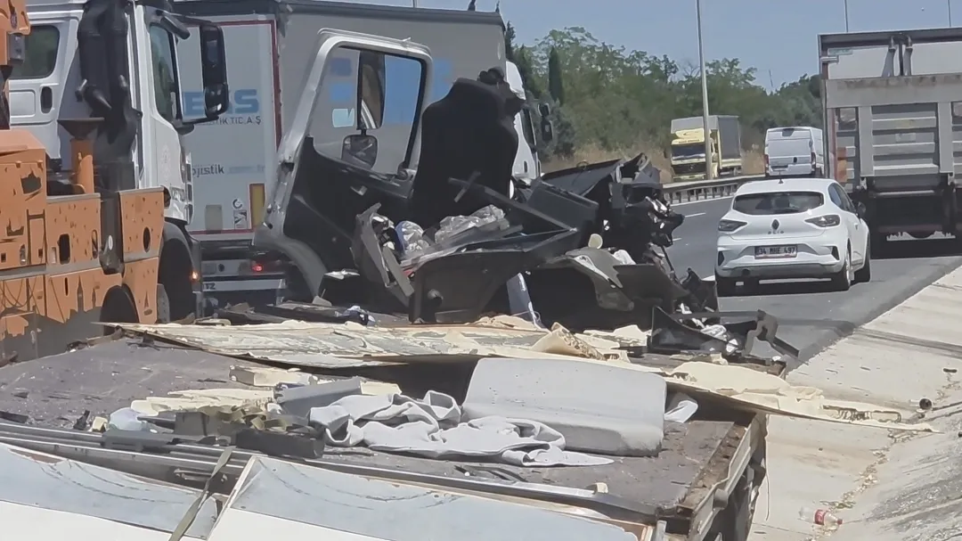 TEM Otoyolu'nda kamyonların karıştığı zincirleme kazada trafik kilitlendi