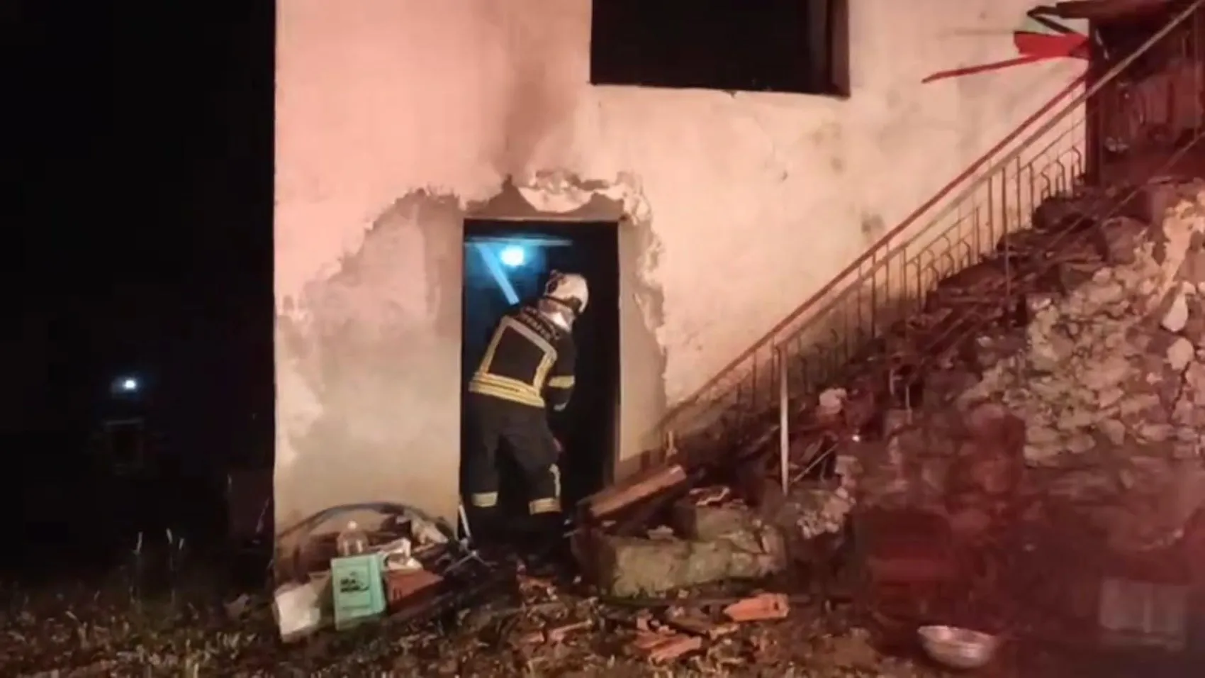 Kütahya'da gece çıkan yangın bir aileyi evsiz bıraktı