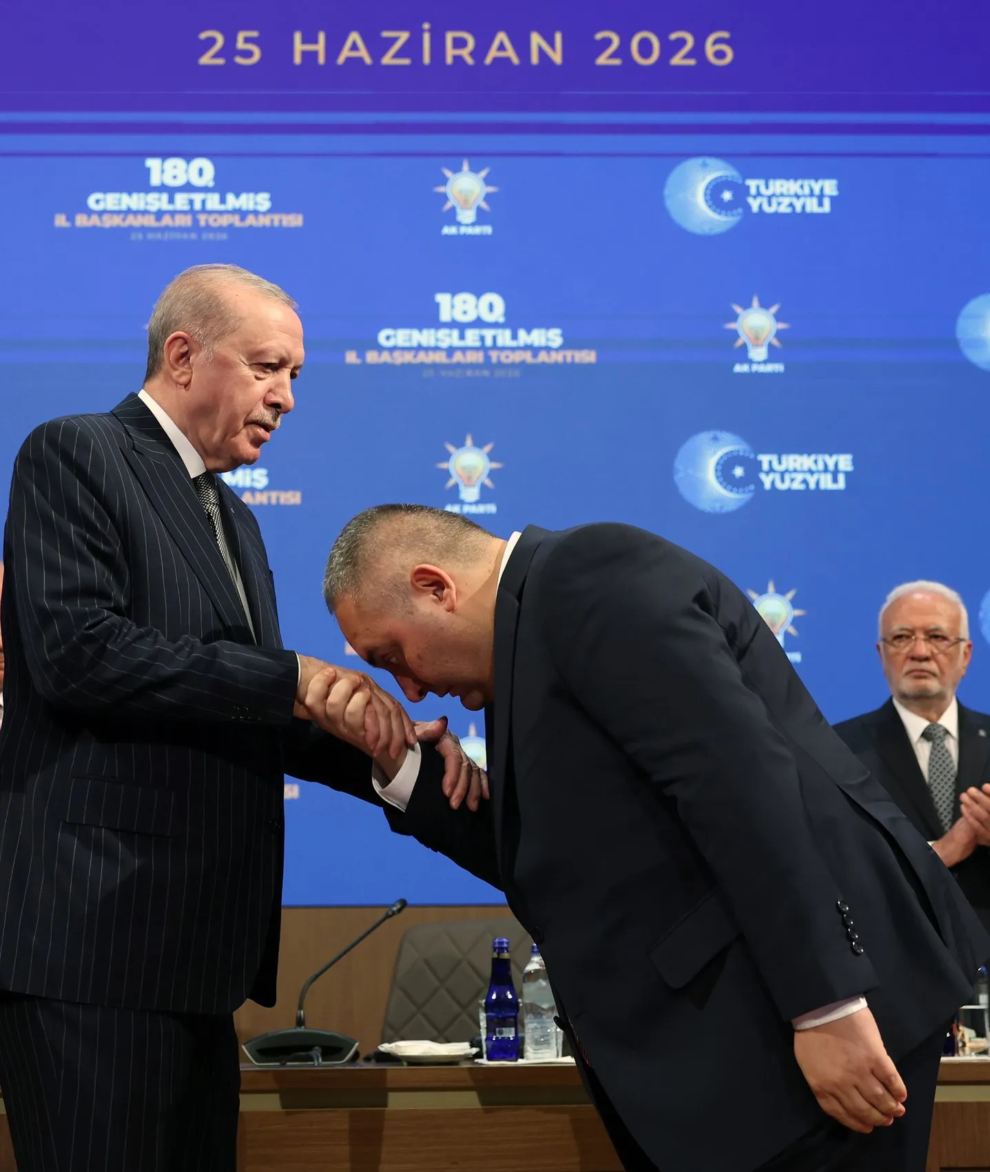 Erdoğan teşkilatına seslendi Gösteri değil hizmet makamındasınız