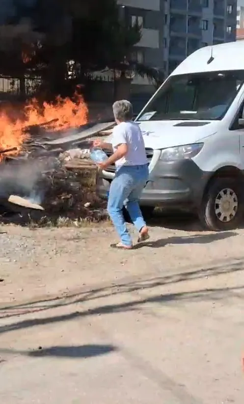 Mahalleli birleşti, yanmaya başlayan minibüsü elleriyle kurtardı