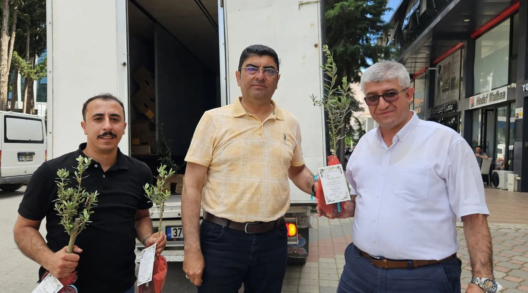 Belediye başkanından düğün davetiyle birlikte 5 bin zeytin fidanı